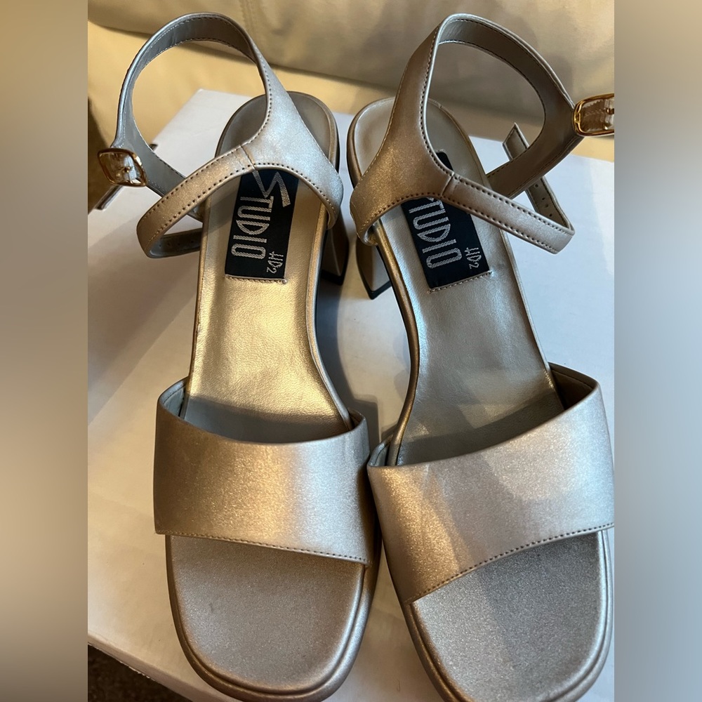 Studio HD2 low heeled , size 7 1/2. Never worn.